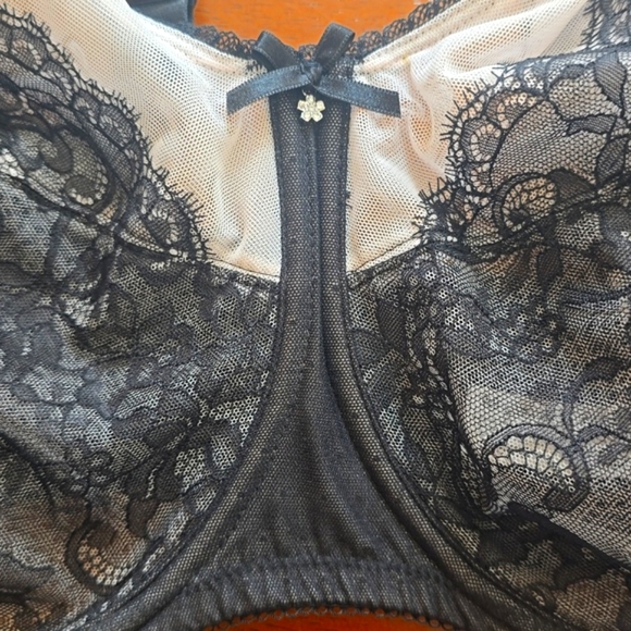 Wacoal Black and Cream Unlined Lace Bra With Wires - Picture 6 of 8